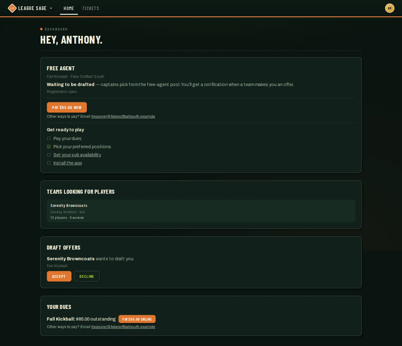 Free agent dashboard showing registration status, a Teams looking for players card, and a Draft offers card