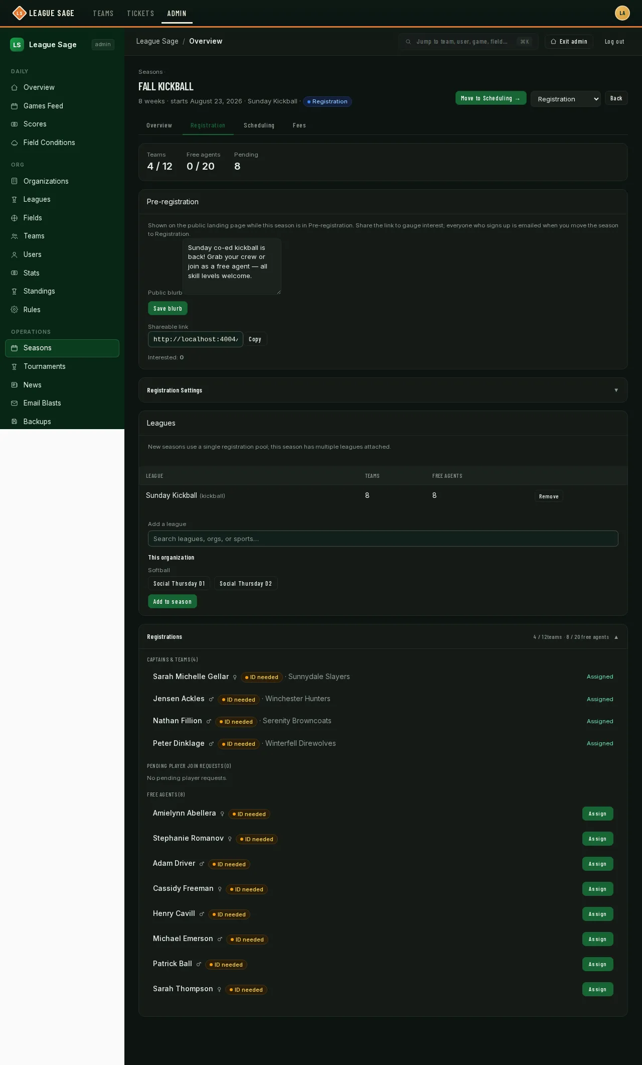 Registrations list: four assigned captains and teams, no pending join requests, and eight free agents each with an Assign button